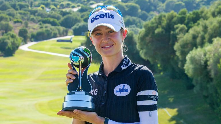 Nelly Korda sostiene el trofeo después de ganar el título individual de Aramco Team Series 