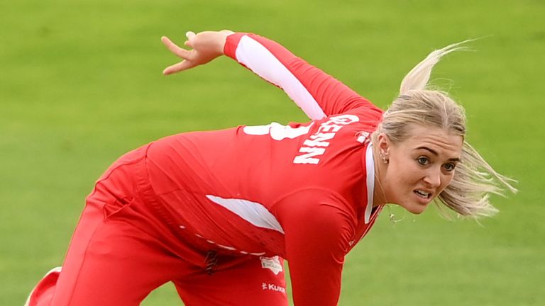 Sarah Glenn took two wickets as England beat New Zealand in their final group game on Thursday