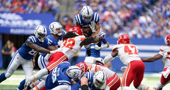 Mahomes throws a touchdown pass as Chiefs roll to 38-10 preseason