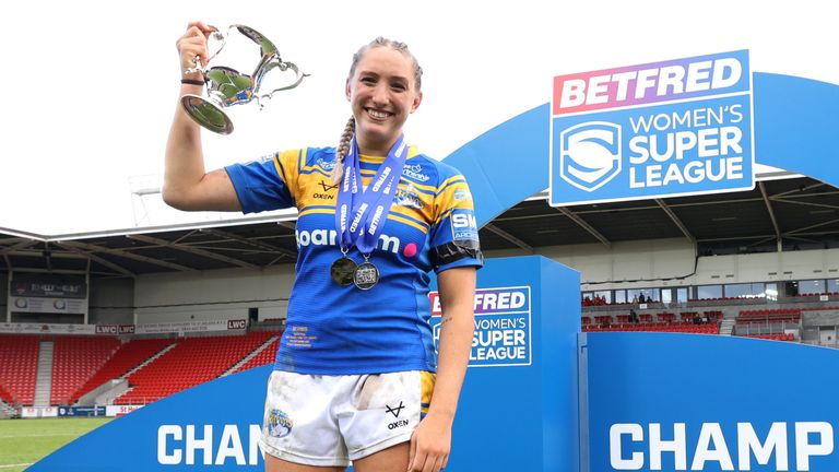 Caitlin Beevers con el trofeo de jugador del partido después de ayudar a Leeds a ganar la gran final sobre York