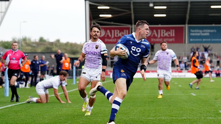 Sam James de Sale Sharks anota un try mientras su equipo se aferra a la victoria