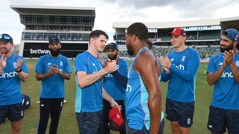 Garton recibe su gorra de su compañero de equipo Chris Jordan antes del T20 International contra las Indias Occidentales 
