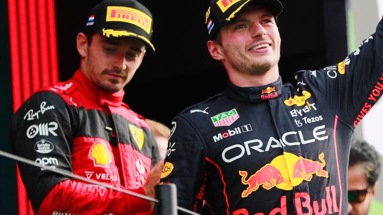   Max Verstappen (à droite) a une chance de mettre fin aux espoirs de titre de Charles Leclerc une fois pour toutes au GP de Singapour ce week-end