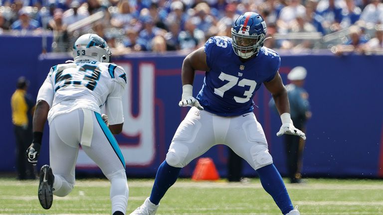 El tackle ofensivo de los New York Giants Evan Neal contra los Carolina Panthers 