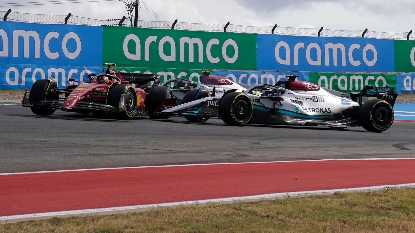GP de Estados Unidos: George Russell se disculpa con Carlos Sainz por provocar el accidente en la primera vuelta
