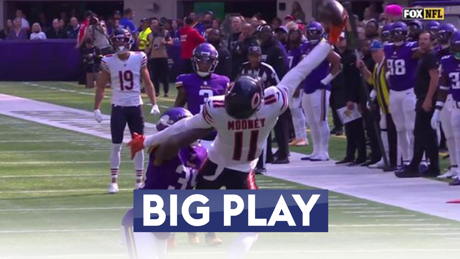'Absolutely incredible!' | Mooney pulls off outrageous one-handed catch!