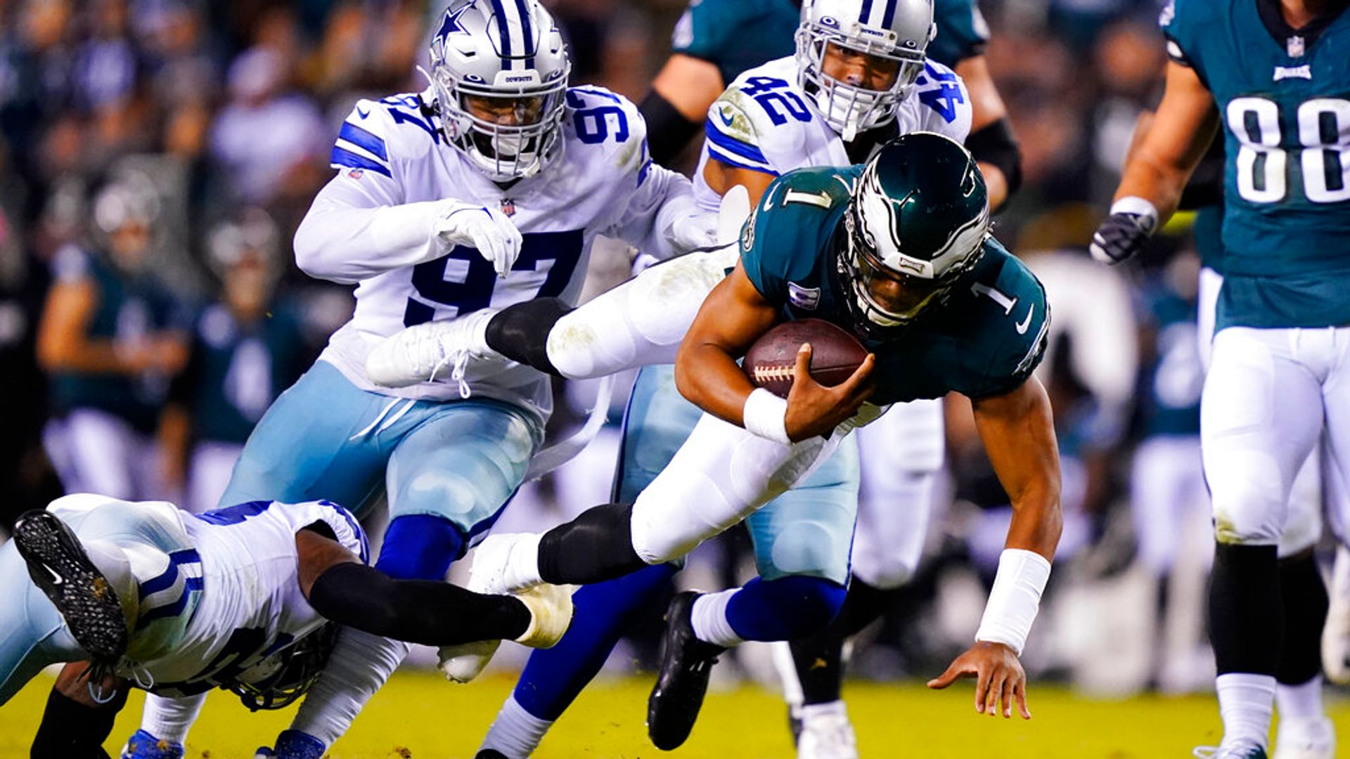 Eagles continue undefeated run as Hurts shines against Cowboys