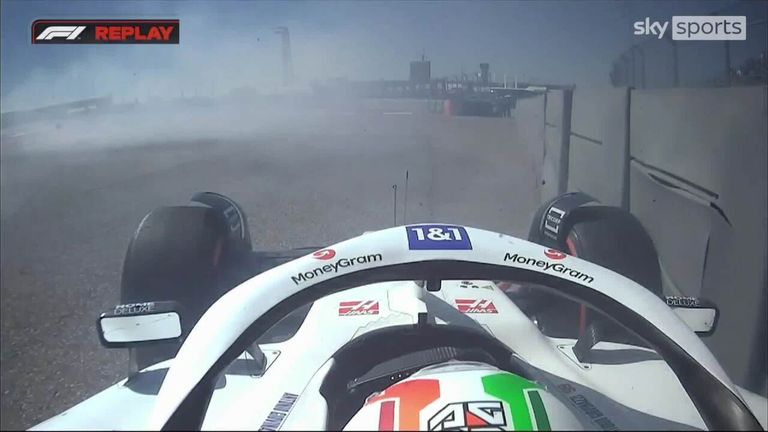 Antonio Giovinazzi a levé le drapeau rouge à peine sept minutes après le début des premiers essais après avoir heurté une barrière et endommagé la voiture.