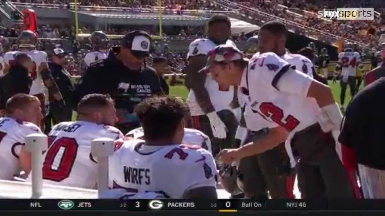 El mariscal de campo de los Tampa Bay Buccaneers, Tom Brady, se calienta con la línea O al margen durante su juego contra los Pittsburgh Steelers.