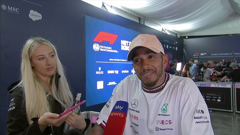 Lewis Hamilton déplore le blocage dans le virage sept qui l'a envoyé sur le terrain et adresse ses excuses à son équipe Mercedes après un début de week-end prometteur.