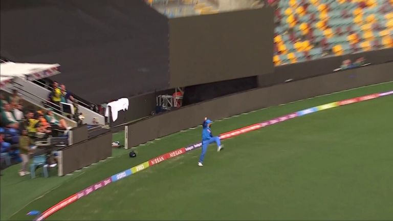 During India's T20 World Cup warm-up game versus Australia, India's Virat Kohli produced a superb one-handed catch right by the boundary.
