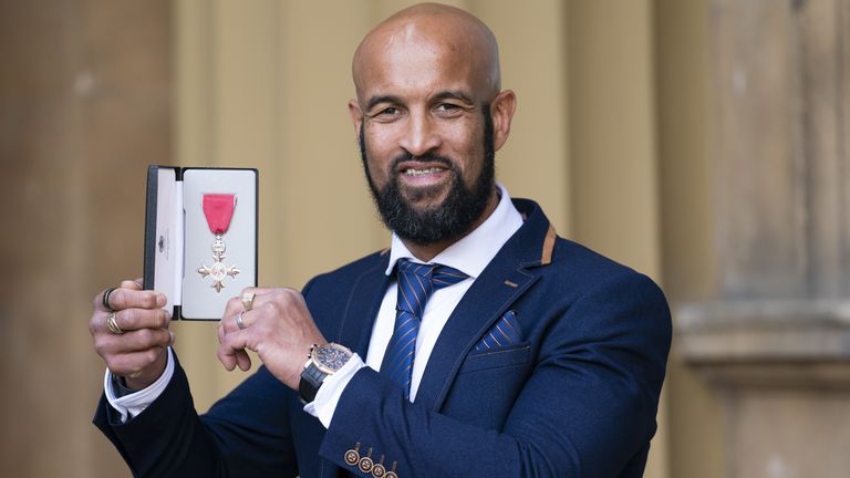 Jones-Buchanan obtuvo un MBE en 2022 por servicios a la liga de rugby y la comunidad en Leeds