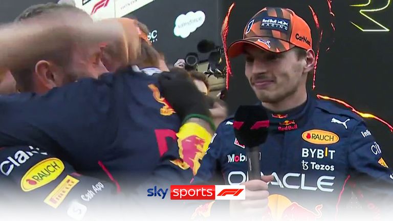 Después de un final desconcertante, Johnny Herbert es quien le revela a Max Verstappen que se ha convertido en el campeón mundial de pilotos de F1 de 2022.