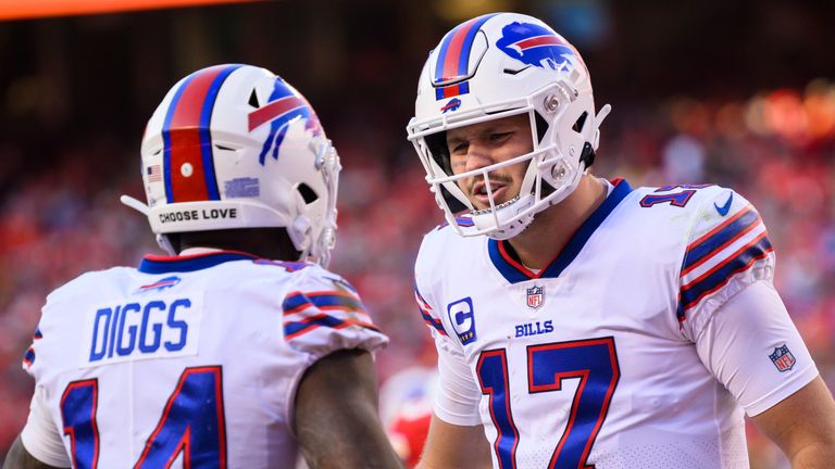 Le quart-arrière des Buffalo Bills Josh Allen célèbre une passe de touché au meilleur receveur Stefon Diggs