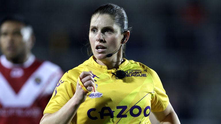 Kasey Badger hizo historia al convertirse en la primera mujer en arbitrar un partido de la Copa Mundial masculina