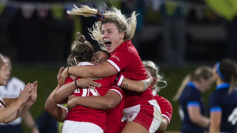 Gales celebra después de que Keira Bevan pateara el penal de la victoria contra Escocia en la fase de grupos 