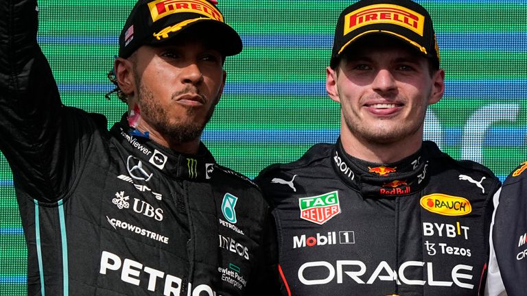 Craig Slater dan Paul Di Resta dari Sky Sports membahas apakah Lewis Hamilton dapat merebut kembali gelar dunia Formula Satu di tengah dominasi Max Verstappen dan Red Bull