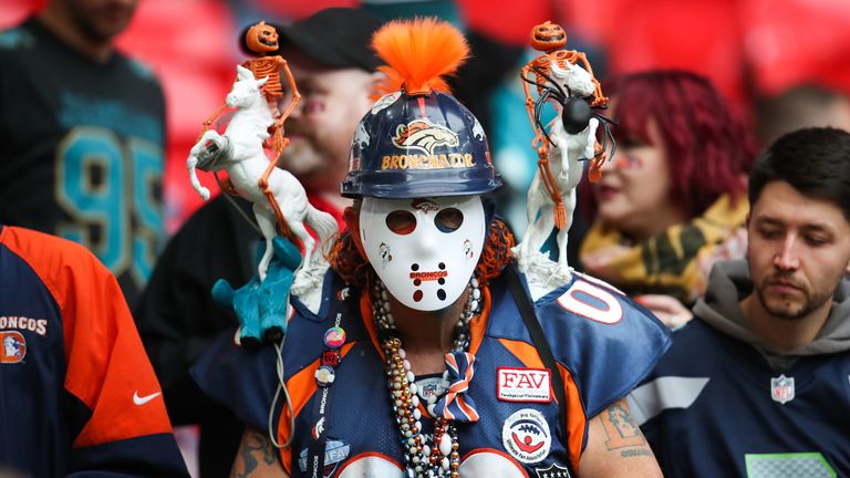 Un fan des Broncos arrive avec style pour la victoire de son équipe sur les Jags à Wembley 