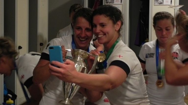 Sarah Hunter y Katy Daley-McLean celebran con el trofeo de la Copa del Mundo en 2014