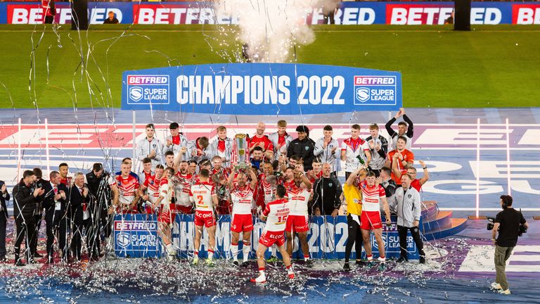 St Helens célèbre après avoir remporté le titre de Super League 2022