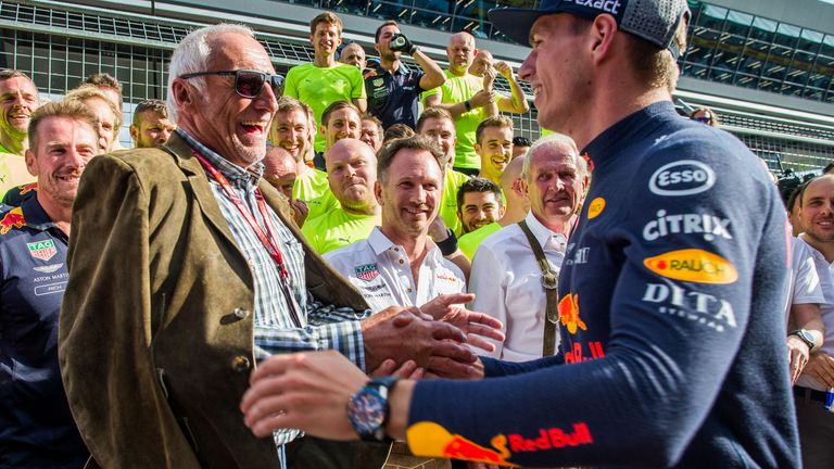     Mateschitz con el piloto de Red Bull y ahora bicampeón mundial Max Verstappen