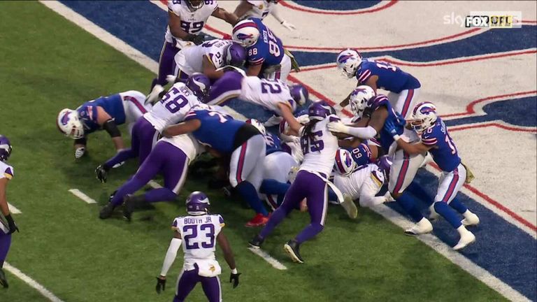 Il y a eu une fin folle du match entre les Bills de Buffalo et les Vikings du Minnesota avec la défense des Bills qui a retenu l'attaque des Vikings sur la ligne de but, avant de leur offrir un touché avec un échappé, puis de forcer les prolongations!