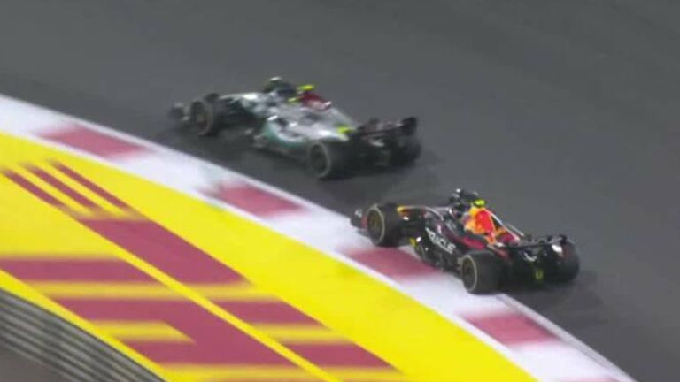 Dalam gerakan yang sangat mirip dengan pembalikan tahun lalu, Hamilton menahan Perez di balapan terakhir musim ini. 
