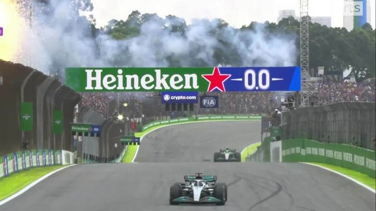 George Russell remporte son premier Grand Prix de F1, repoussant son coéquipier Mercedes Lewis Hamilton pour s'imposer à Sao Paulo