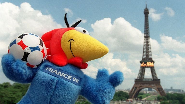 Bei der WM 1998 in Frankreich spielte Footix, ein Hahn in den französischen Landesfarben, die Hauptrolle.