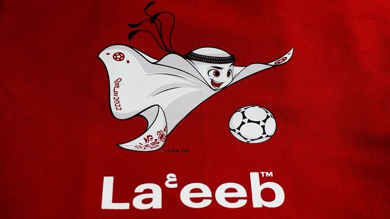 La´eeb ist das Maskottchen der WM 2022 in Katar. Auf arabisch bedeutet das "supertalentierter Spieler". La´eeb ist eine Fantasiefigur in der Nationaltracht Katars.
