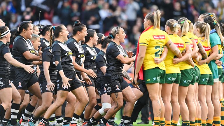 Australia memimpin atas Haka saat emosi memuncak di Final Piala Dunia Rugbi Wanita