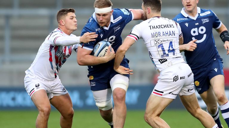 Rob du Preez (en el centro de la foto) anotó uno de los tres intentos de Sale contra los Bristol Bears