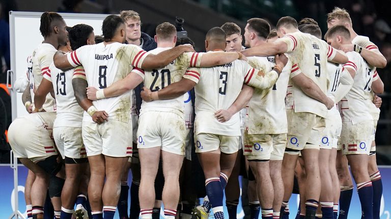 Los jugadores de Inglaterra se apiñan en el pitido final después de la derrota ante Sudáfrica.