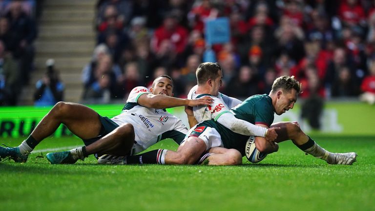 Harry Potter de los Leicester Tigers (derecha) anota el tercer intento del partido de su equipo