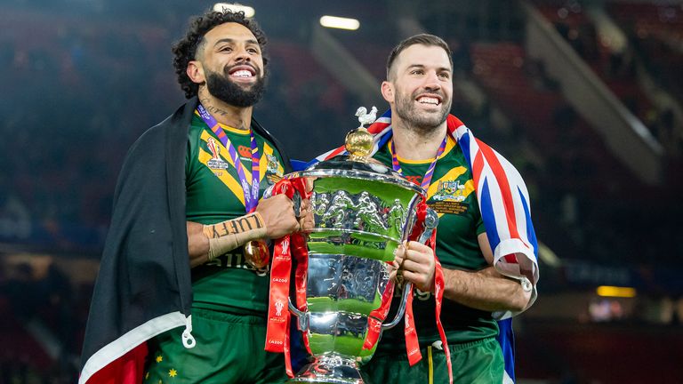 Josh Addo-Carr dari Australia dan James Tedesco merayakan setelah mengamankan Piala Dunia