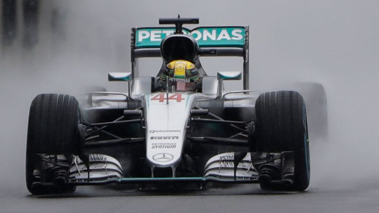 Lewis Hamilton mendominasi kemenangan pertamanya di Brasil