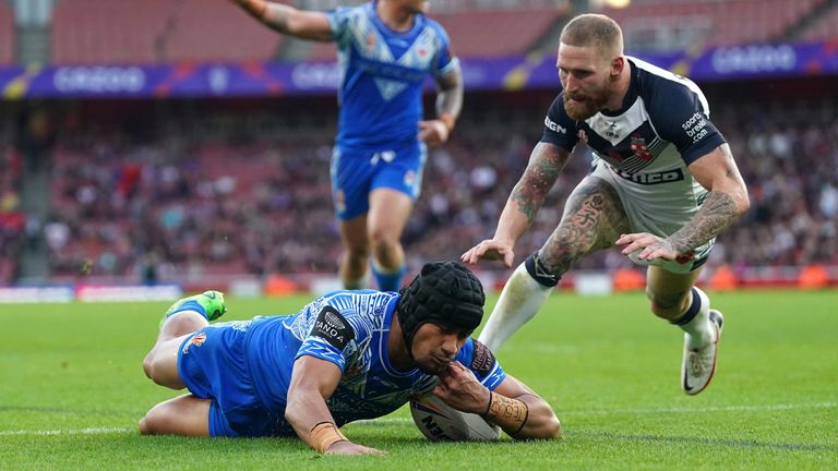 Shaun Wane et Sam Tomkins réagissent à la défaite 26-27 de l'Angleterre en demi-finale face aux Samoa lors de la Coupe du monde de rugby.