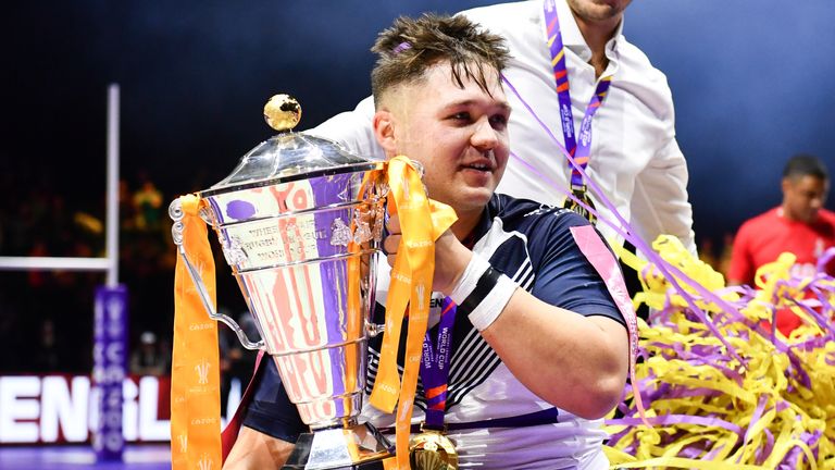 Tom Halliwell célèbre avec la Coupe du monde après avoir guidé l'Angleterre vers la victoire sur la France en finale