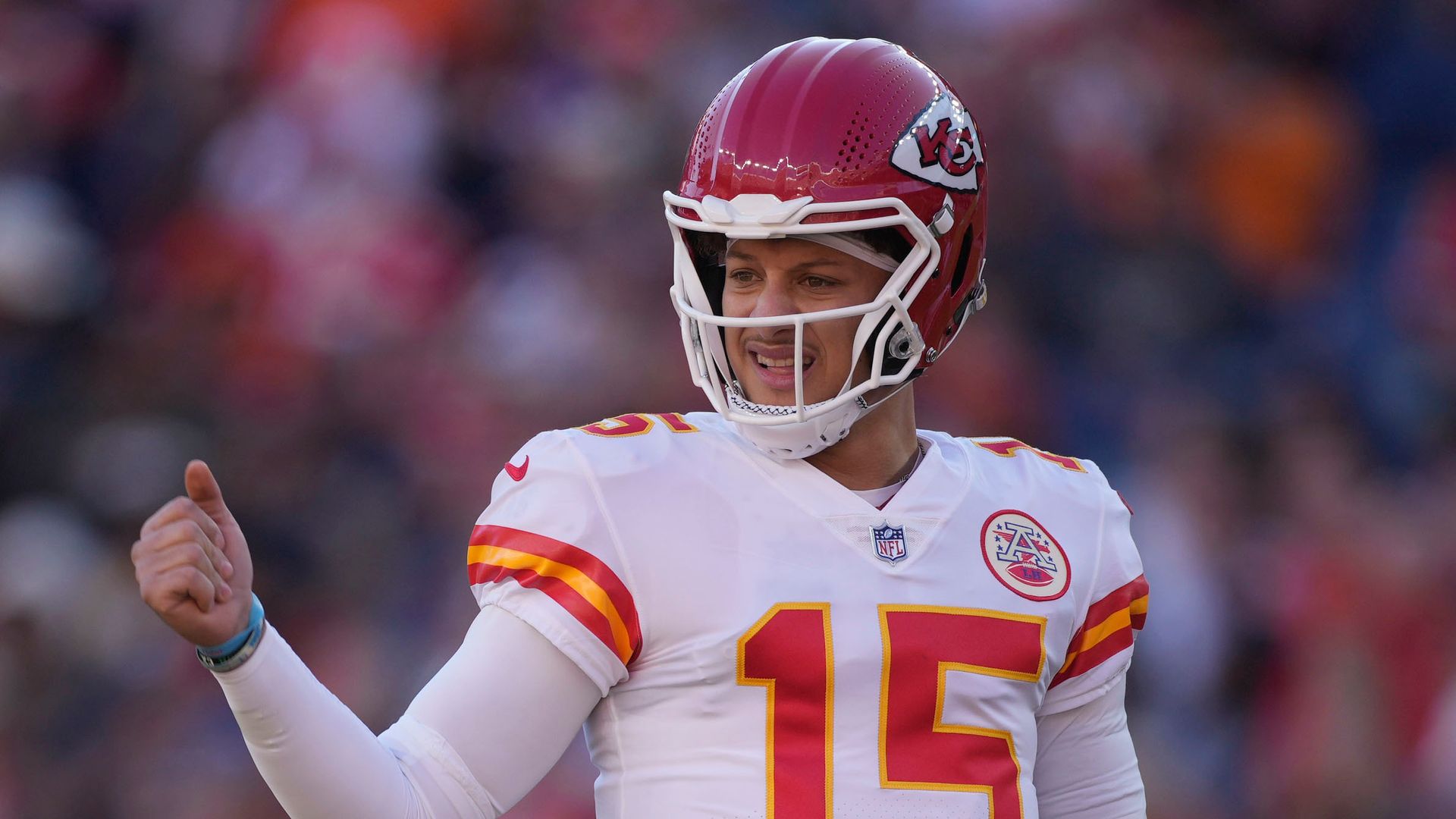 'He's not even looking! It's incredible!' - Mahomes magic leads to 56-yard TD