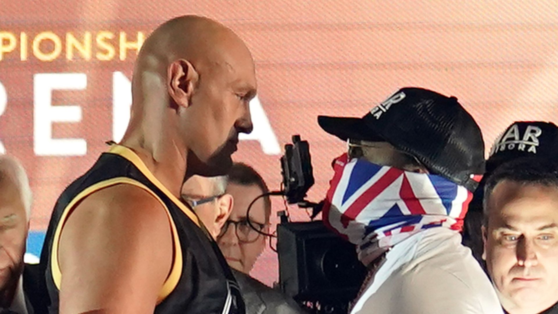 Fury and Chisora hit the scales | 'I'm ready for war!'