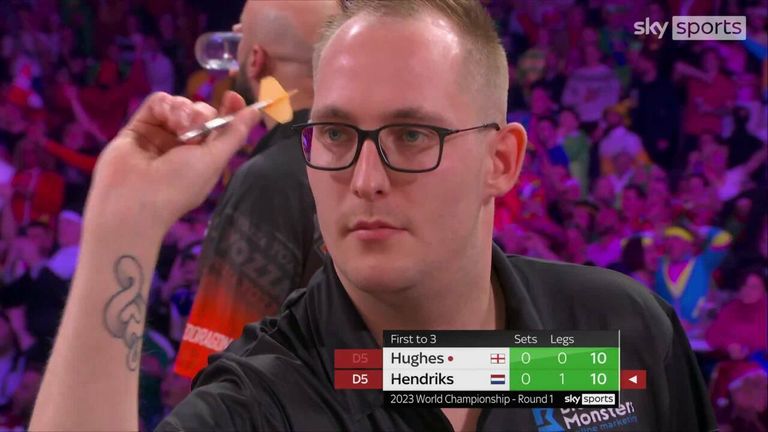 ¡Jimmy Hendriks se lleva el partido de vuelta del primer set contra Jamie Hughes después de que se fallaran trece dardos entre la pareja!