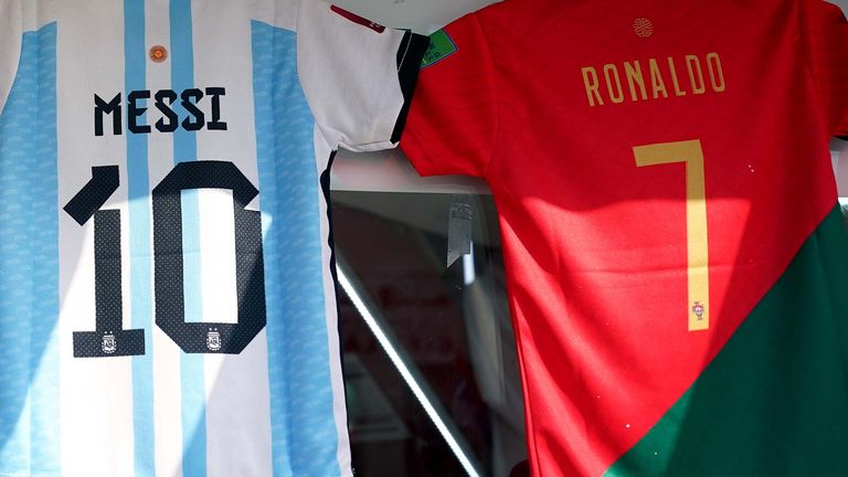 Könnten Lionel Messi und Cristiano Ronaldo bald gemeinsam bei Paris St. Germain spielen? PSG-Boss Nasser El-Khelaifi macht eine klare Ansage.