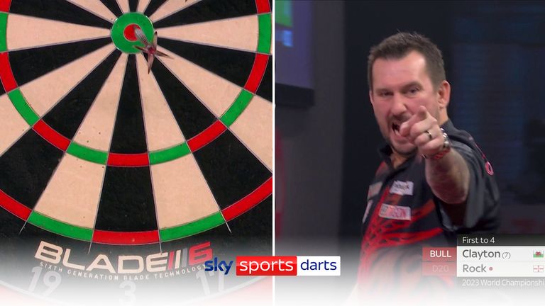 Clayton clinches the third set with this absolutely mind-blowing 104 checkout on the bullseye