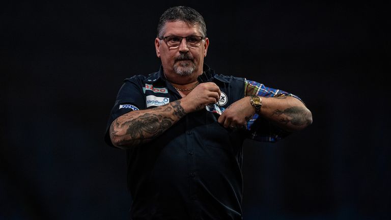 Gary Anderson couldn't make his first set victory count as Chris Dobey fought back in the third round. 