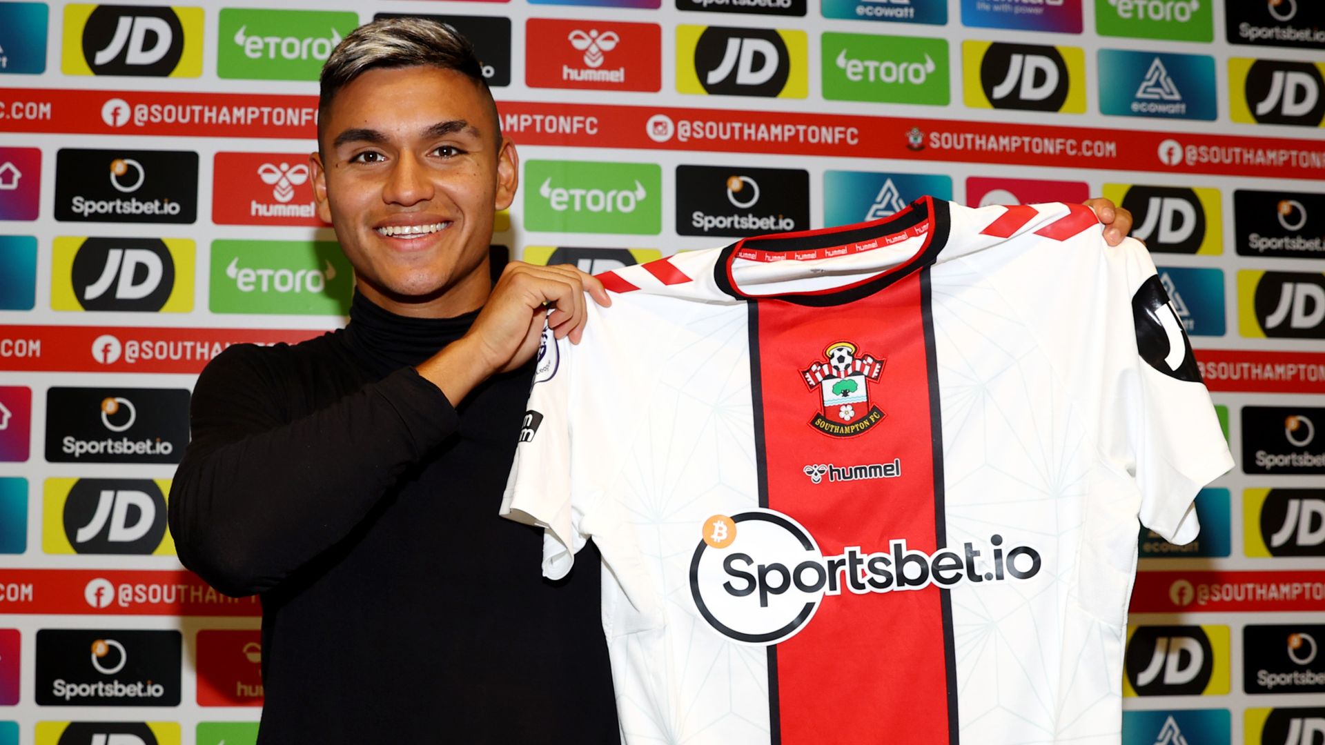 Southampton complete signing of Alcaraz in £12m deal