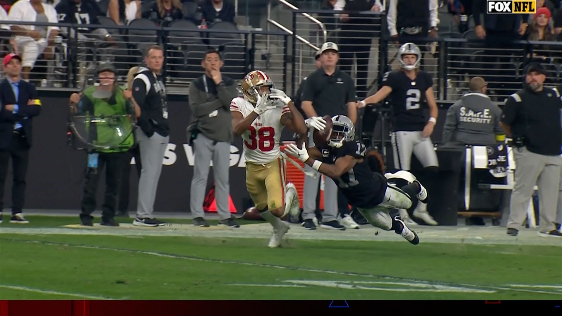 Adams sends Raiders fans wild with stunning diving catch!