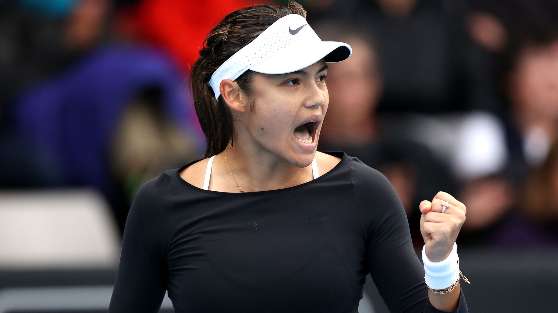 Raducanu off to winning start, but Murray beaten | Djokovic secures first win of year