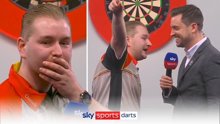 Dimitri Van den Bergh mengambil mikrofon untuk berbicara kepada penonton setelah mencapai 13 180 detik dalam kemenangan 5-3 perempat finalnya atas Jonny Clayton