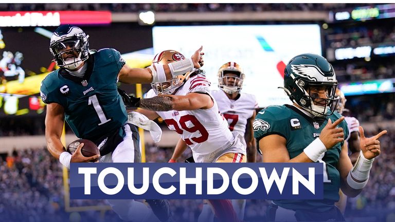 Jalen Hurts dari Philadelphia Eagles berlari menembus pertahanan sebelum mencetak touchdown dengan gerakan quarterback yang cerdik. 