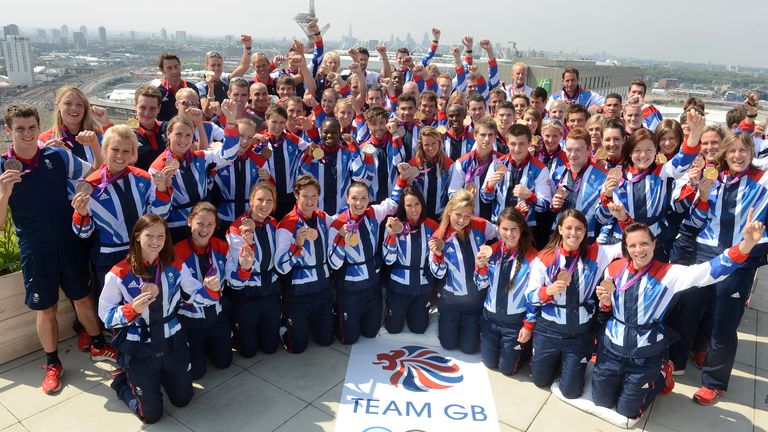Helen and Kate Richardson-Walsh with Team GB after winning Olympic gold